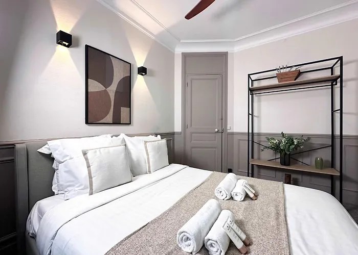 Eiffel Tower - Premium Family Flat With Lift Apartmán
